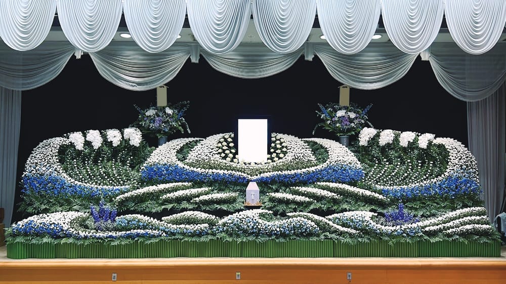 大宝殿の特注生花祭壇「波」（会員価格4,800,000円）