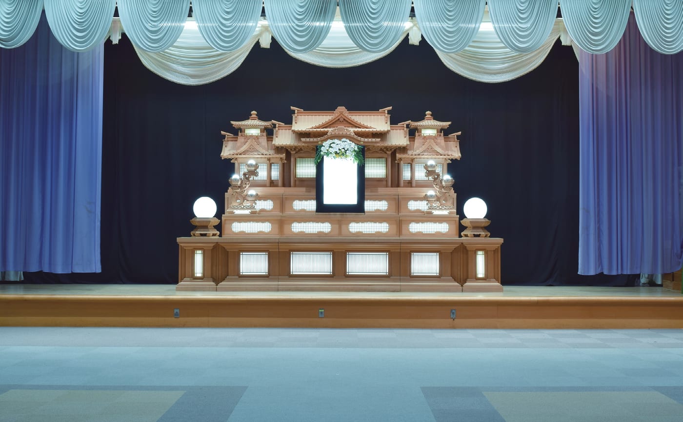 大宝殿（大ホール）の白木祭壇 約5m