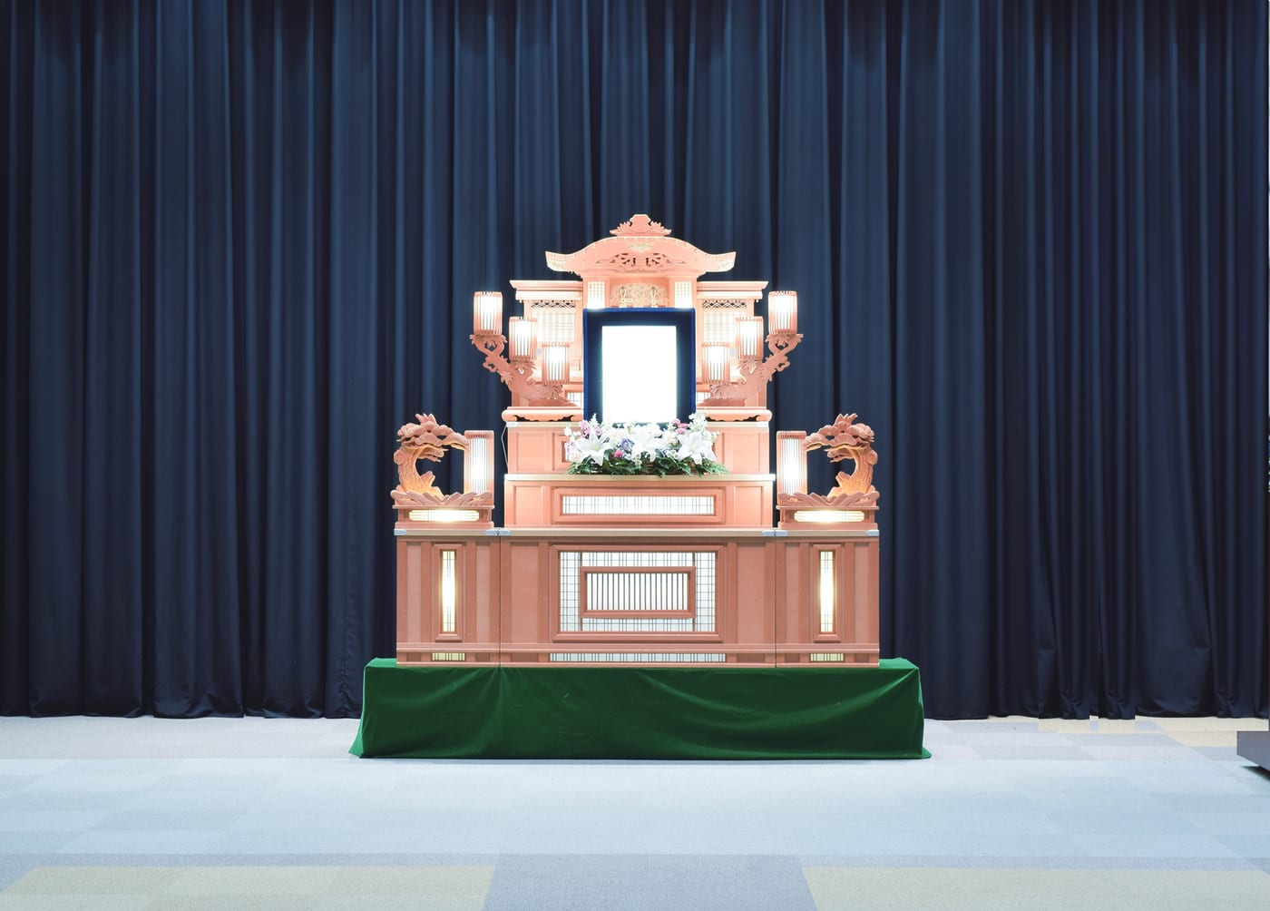 光照殿（小ホール）の白木祭壇 約2m