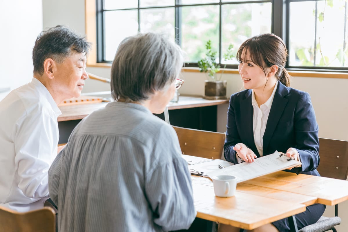 ご家族のお話に耳を傾けるスタッフ