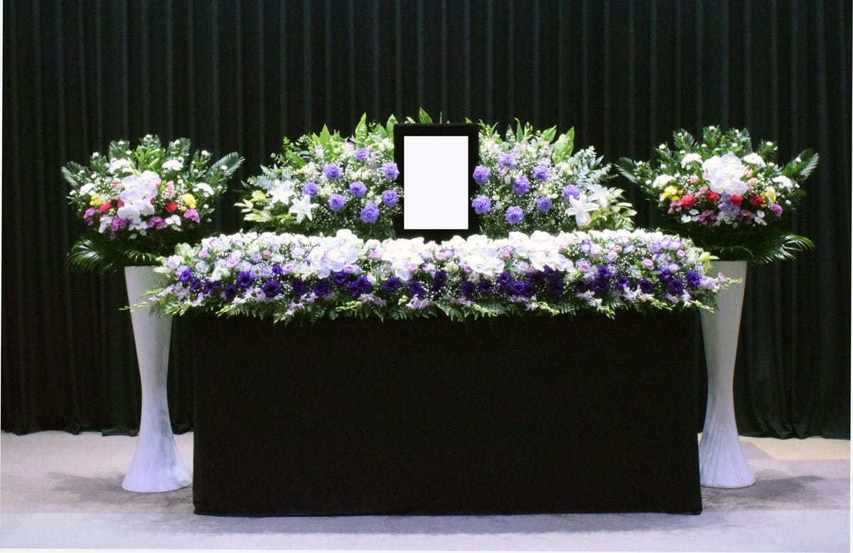 家族葬プラン「ゆり」の祭壇イメージ
